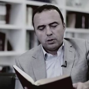 Arif Erdem FETÖ elebaşı Gülen'in şiirini böyle okumuş