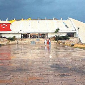 AKM'de sahne çöktü