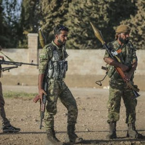 Fırat Kalkanı'nda çatlak ! Çekildiler...