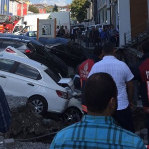 Merter'de çöken yol 5 otomobili yuttu