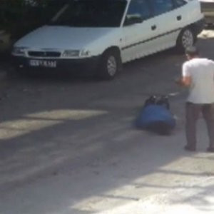 Boşanmak isteyen karısının gözü önünde kendini vurdu