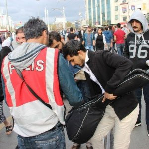 İstiklal Caddesi'nde didik didik arandı