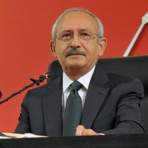 CHP'li başkan Kılıçdaroğlu'nun çelengini kaldırttı