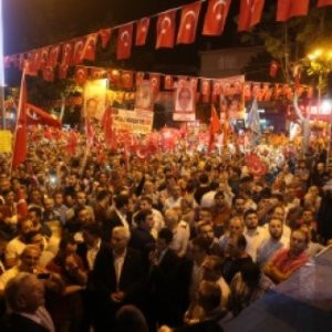 Esenler'de "Demokrasi Nöbeti" kesintisiz sürüyor