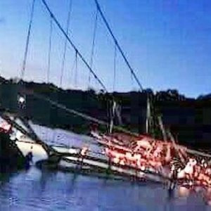 Asma köprü çöktü: 9 kişi öldü