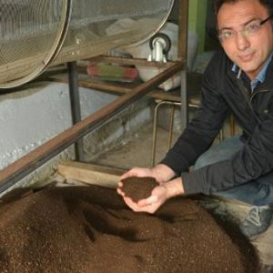 Ayda 2,5 ton solucan gübresi üretiyo