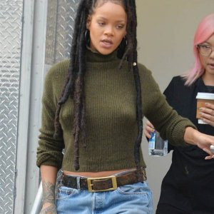Rihanna sokağa sütyensiz çıktı, ortalık karıştı