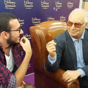 Kitap fuarında Yaşar Kemal'i görenler gözlerine inanamadı