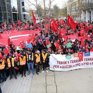 Brüksel'de 'Teröre Lanet Demokrasiye Davet' gösterisi