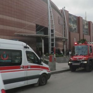 Üsküdar'da AVM'de çıkan yangın paniğe yol açtı