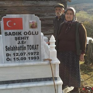 Şehit oğullarının kabriyle başbaşa kaldılar