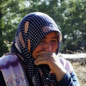 Gömülmelerini ağlayarak izledi