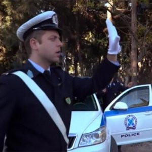 Yunan polisi de bu çılgınlığa katıldı