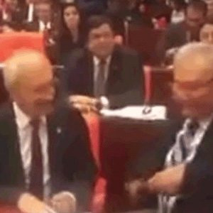 Baykal Kılıçdaroğlu'nun koltuğuna oturdu