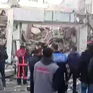 Zeytinburnu’da bina çöktü