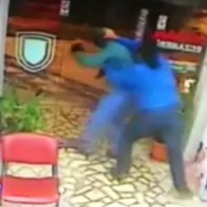 Silahlı soyguncuyu yaka paça dışarı attı