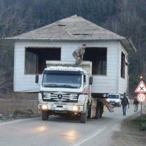 Baba yadigarı evini kamyonla taşıdı