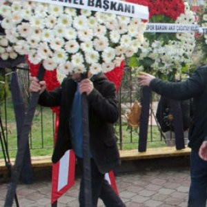 Şehit cenazesinde CHP'nin çelengi dışarı atıldı