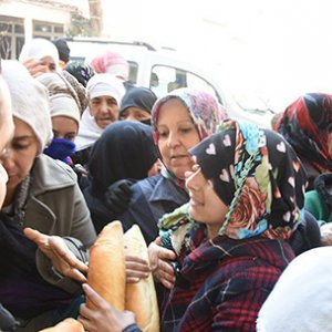 İzmir'deki ekmek kavgasından yürek burkan görüntüler