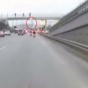 Üzerine pankart düşen motosikletli ölümden döndü