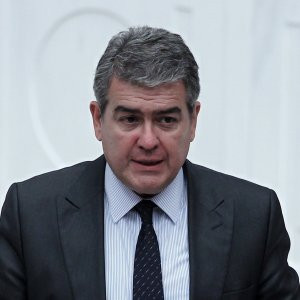 Süheyl Batum'un da derslerine son verildi