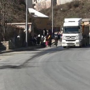 "Ölüm Yolu"nda mahalleli ile kamyoncu kavga etti