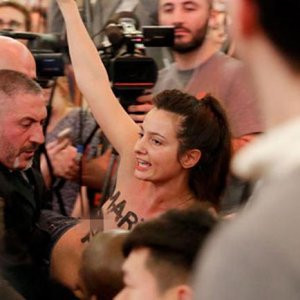 Le Pen'in toplantısında FEMEN krizi