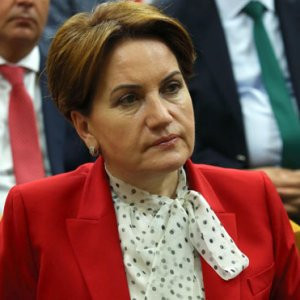 Meral Akşner'e şok: Bu kez afişleri yırtıldı