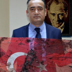 15 Temmuz'un kanlı bayrağını hatıra olarak saklıyor