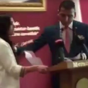 Mersin Baro Başkanı, kadın avukatı ittirdi !