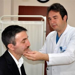 Yüz felci geçiren hastaya müthiş operasyon