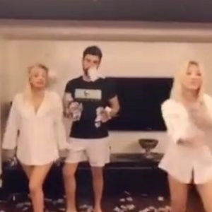 Ünlü playboy Cicişler'e para saçtı