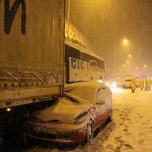 Kar kazalara yol açtı, ulaşım felç oldu
