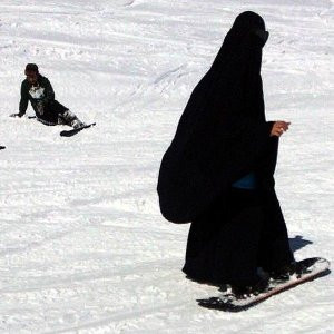 Suriyeli kadından Erciyes’te kara çarşafla snowboard şov