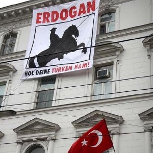 Viyana'da Türk Büyükelçiliği’ne çirkin pankart!