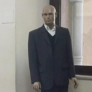 Cansız manken adliye koridorunda kaldı