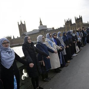 Müslüman kadınlardan Londra’da insan zinciri