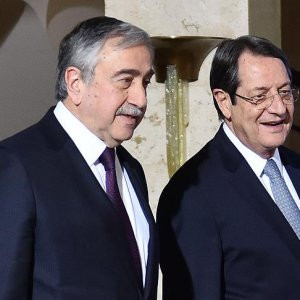 Kapıyı vurup çıkmıştı yeniden masaya oturuyor