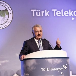 Bakan Arslan'dan ucuz internet müjdesi