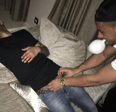 Yıldız futbolcu fena yakalandı ! - Resim: 1