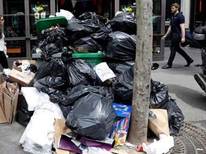 Paris sokakları çöp dağı oldu