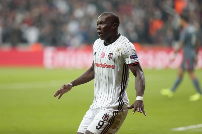 Beşiktaşlı taraftarlardan Aboubakar'a kırmızı kart tepkisi
