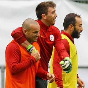 Muslera yedek kalabilir !