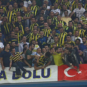 Fenerbahçe tribünlerinde kavga !