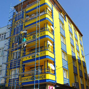 5 katlı apartmanını Sarı-Laciverte boyattı