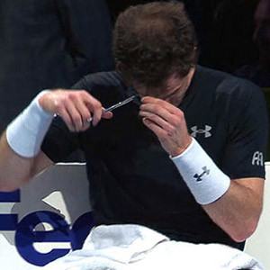 Andy Murray maç esnasında saçını kesti