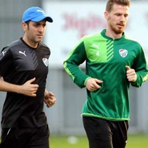Serdar Aziz ve Emre Taşdemir sevinci