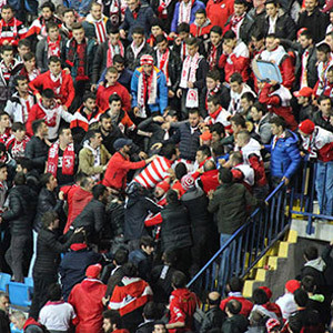 Tribünde bıçaklı kavga !