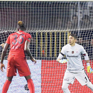 Muslera'ya kaptanlık yaramadı
