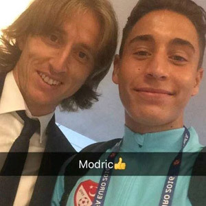 Emre Mor selfie için Modric'i bekledi